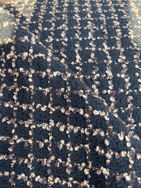 Ruskea-beige-musta-ruutuinen "Chanel"-kangas